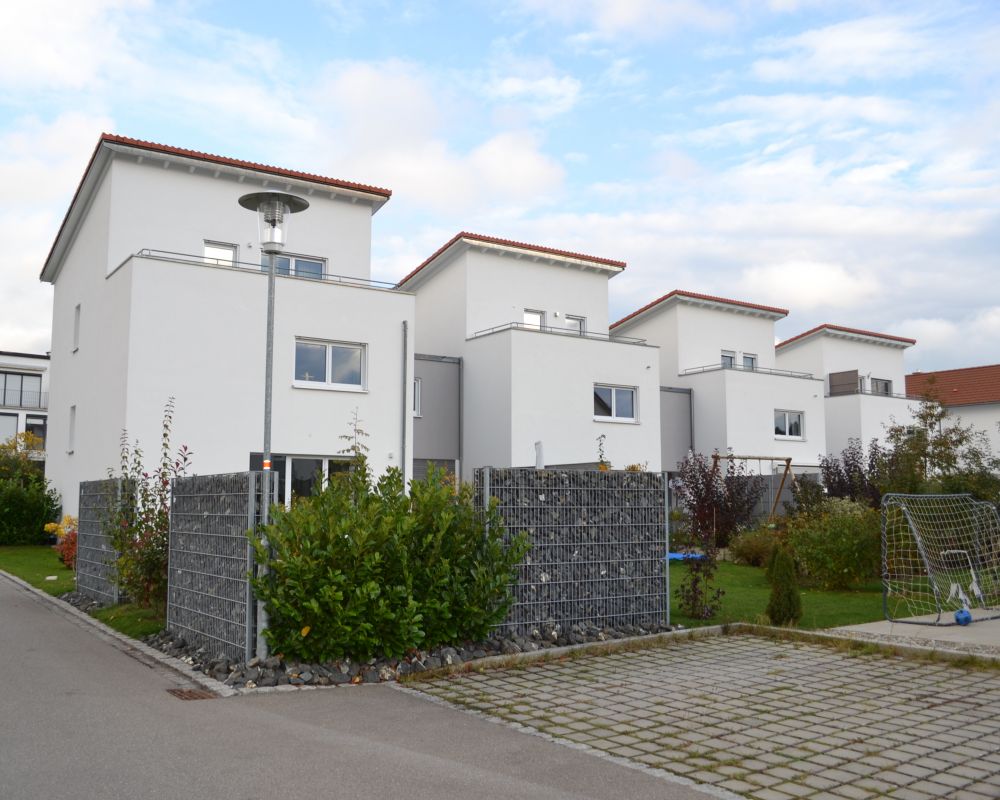 Neubau gestaffelte Einfamilienhäuser mit Carport in Wangen
