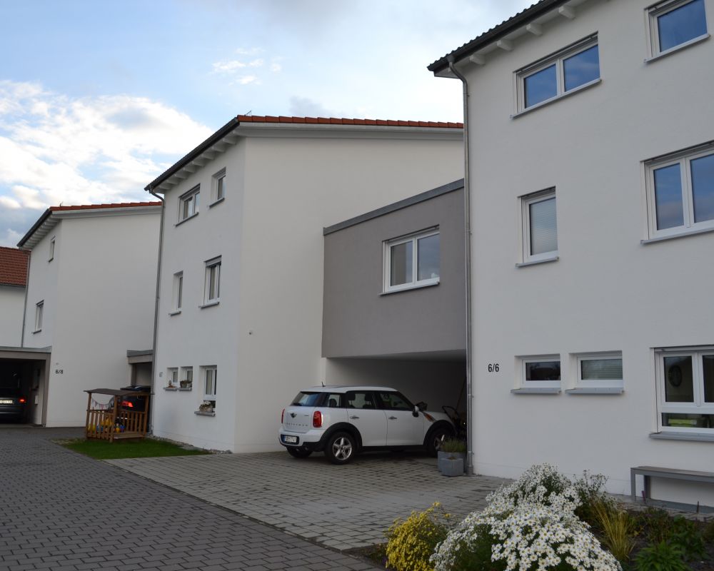 Neubau gestaffelte Einfamilienhäuser mit Carport in Wangen